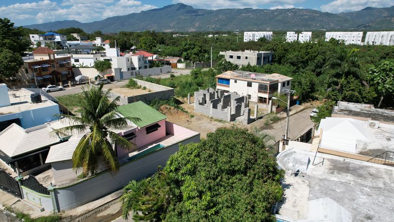 Barrio residencial dominicano visto desde el aire, con la cordillera al fondo