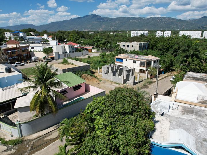 Barrio residencial dominicano con montañas al fondo