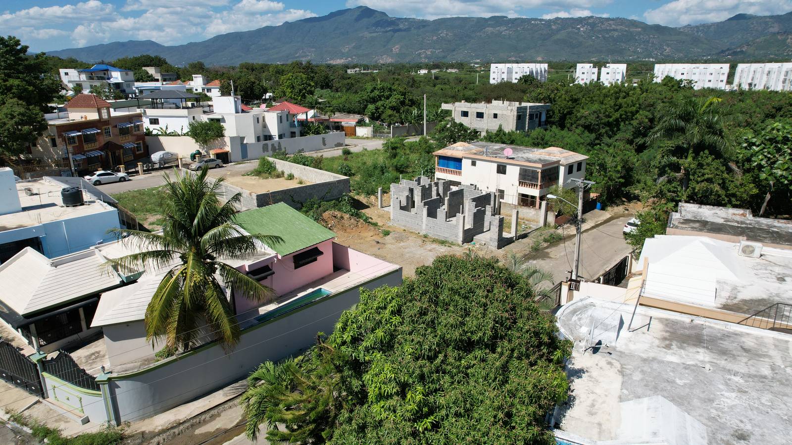 Barrio dominicano visto desde el aire, con la cordillera al fondo